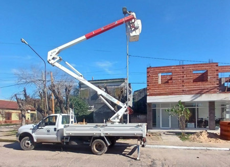 Arduo trabajo de Luminotecnia municipal para reponer luminarias